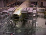 Пристыковка боковых передвижных модулей хвостового дока к самолёту Суперджет 100